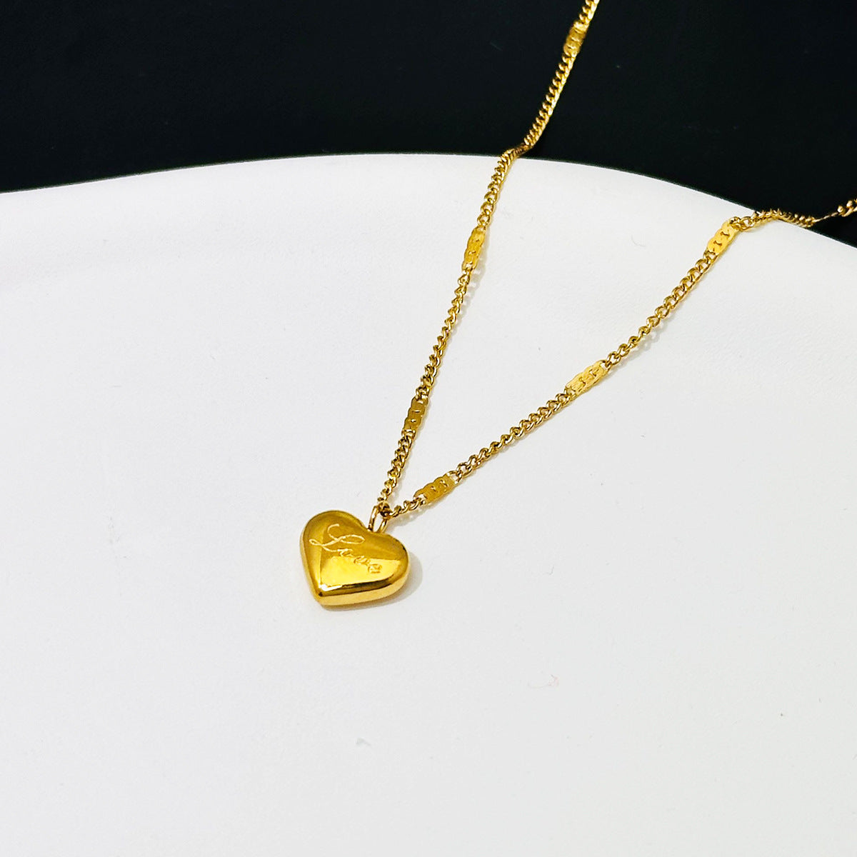 Heart-Shaped Necklace gold