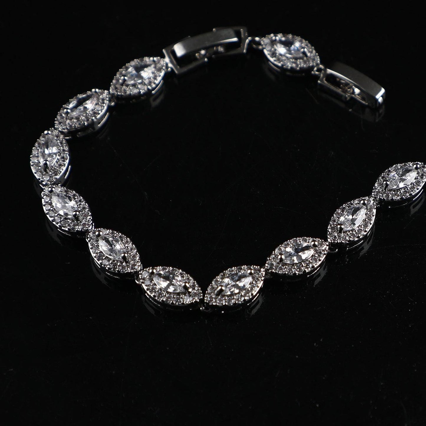 Simple and Elegant Zircon Bracelet